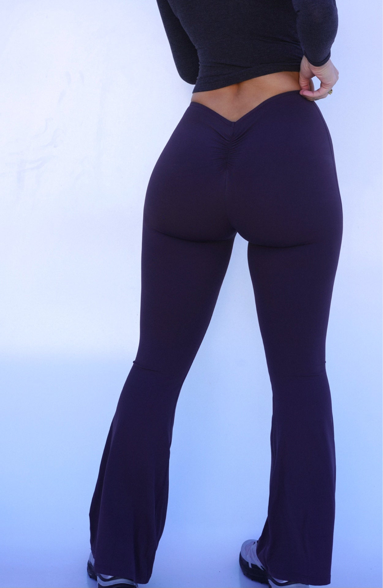 THE V CUT FLARE LEGGINGS